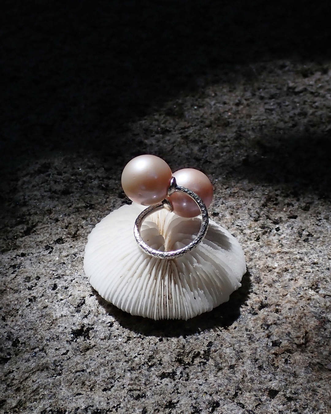 Trou D'eau Douce Ring Silver Beaten Pink Round 14 mm