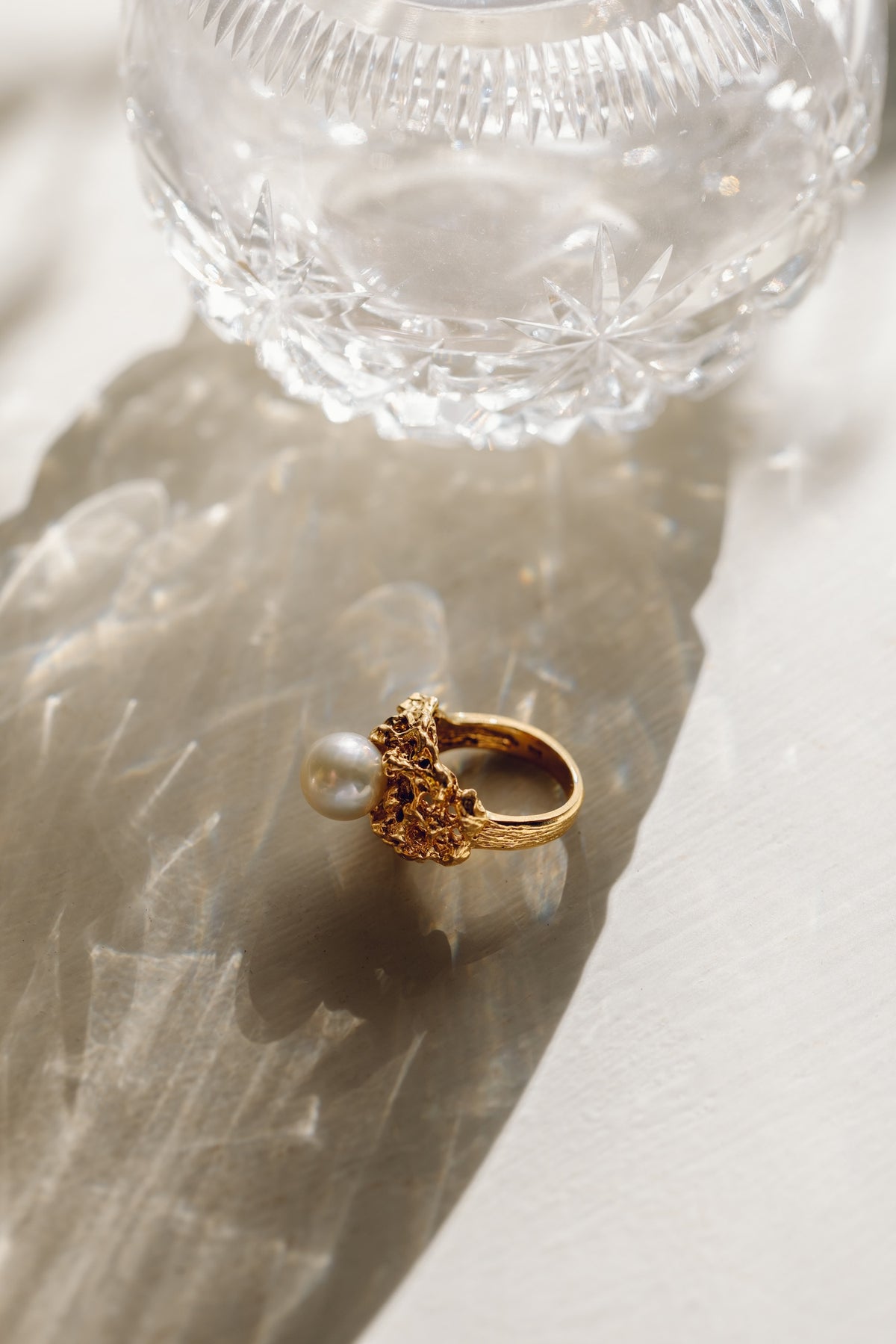 Side view of Grand Sable gold vermeil ring featuring a golden South Sea pearl