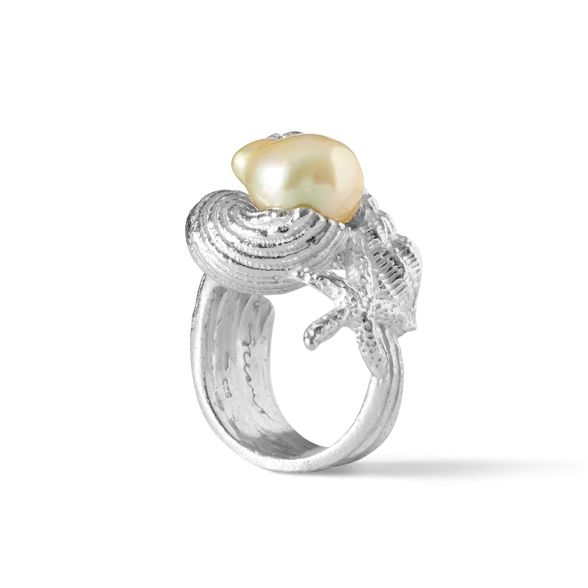 Side view of Grand Sable silver ring featuring an 11mm Golden South Sea pearl
