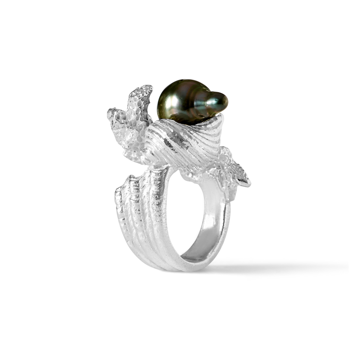 Close-up of the Grand Sable sterling silver ring featuring a natural 11mm Tahitian pear