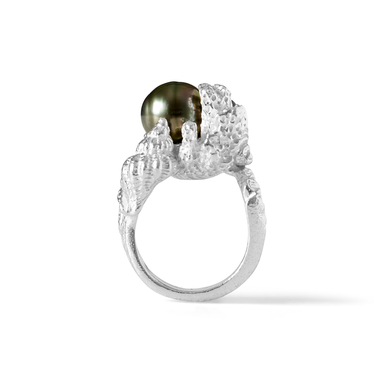 Grand Sable silver ring showcasing the natural shape and colours of an 11mm Tahitian pear