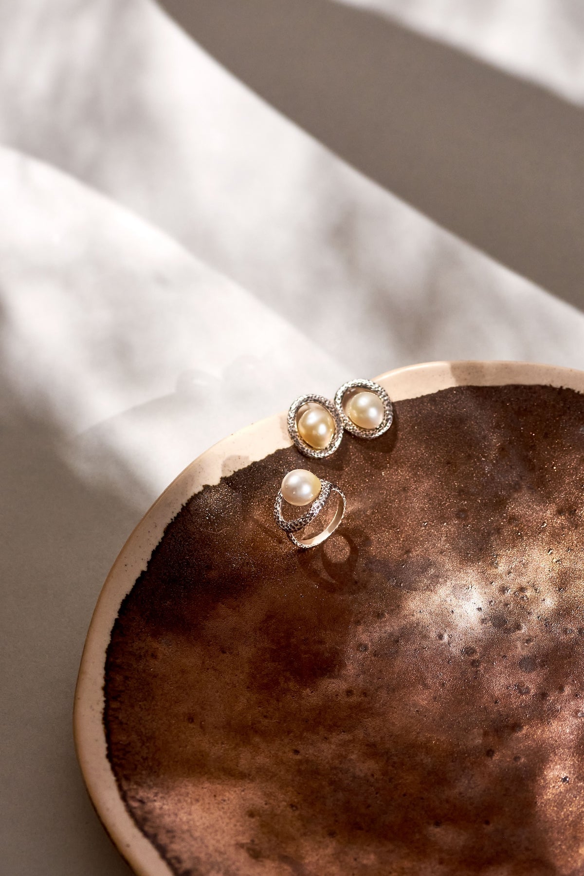 Hand-hammered 925 sterling silver Pamplemousse ring with a 10mm Golden South Sea pearl