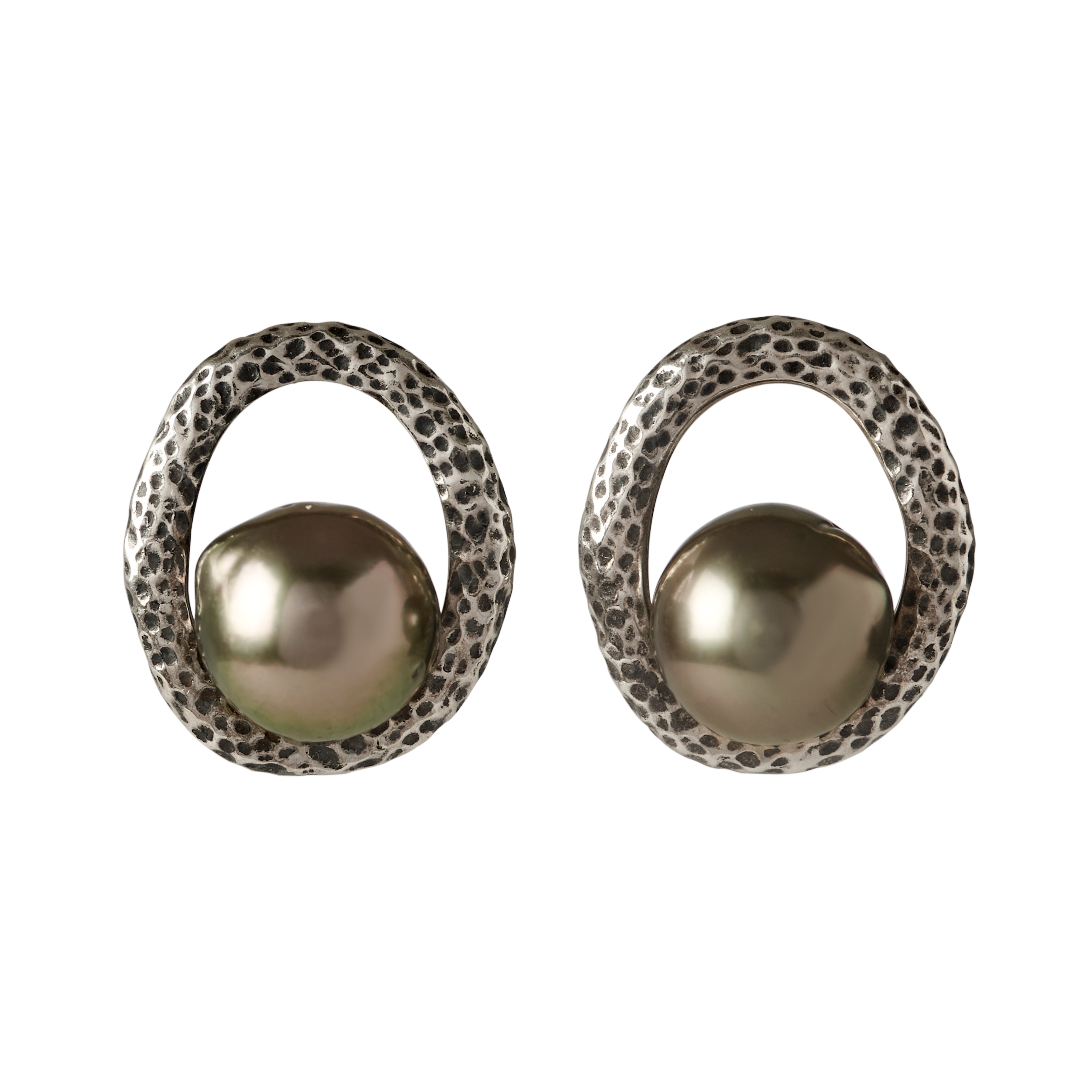 Pamplemousse oxidised silver earring featuring a luminous 10 mm Tahitian pearl