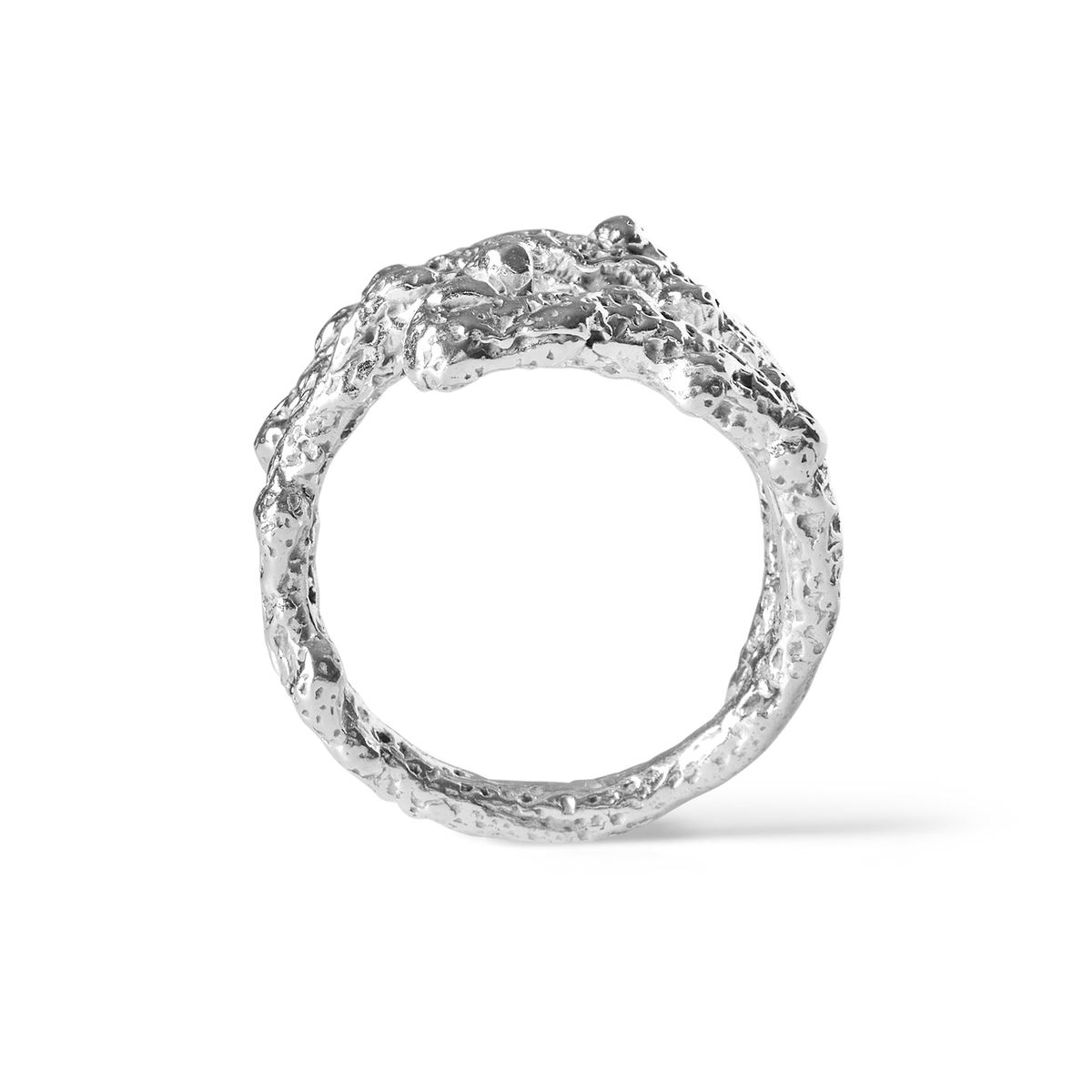 Detail of the organic coral-inspired texture of the Plaine Corail Silver ring