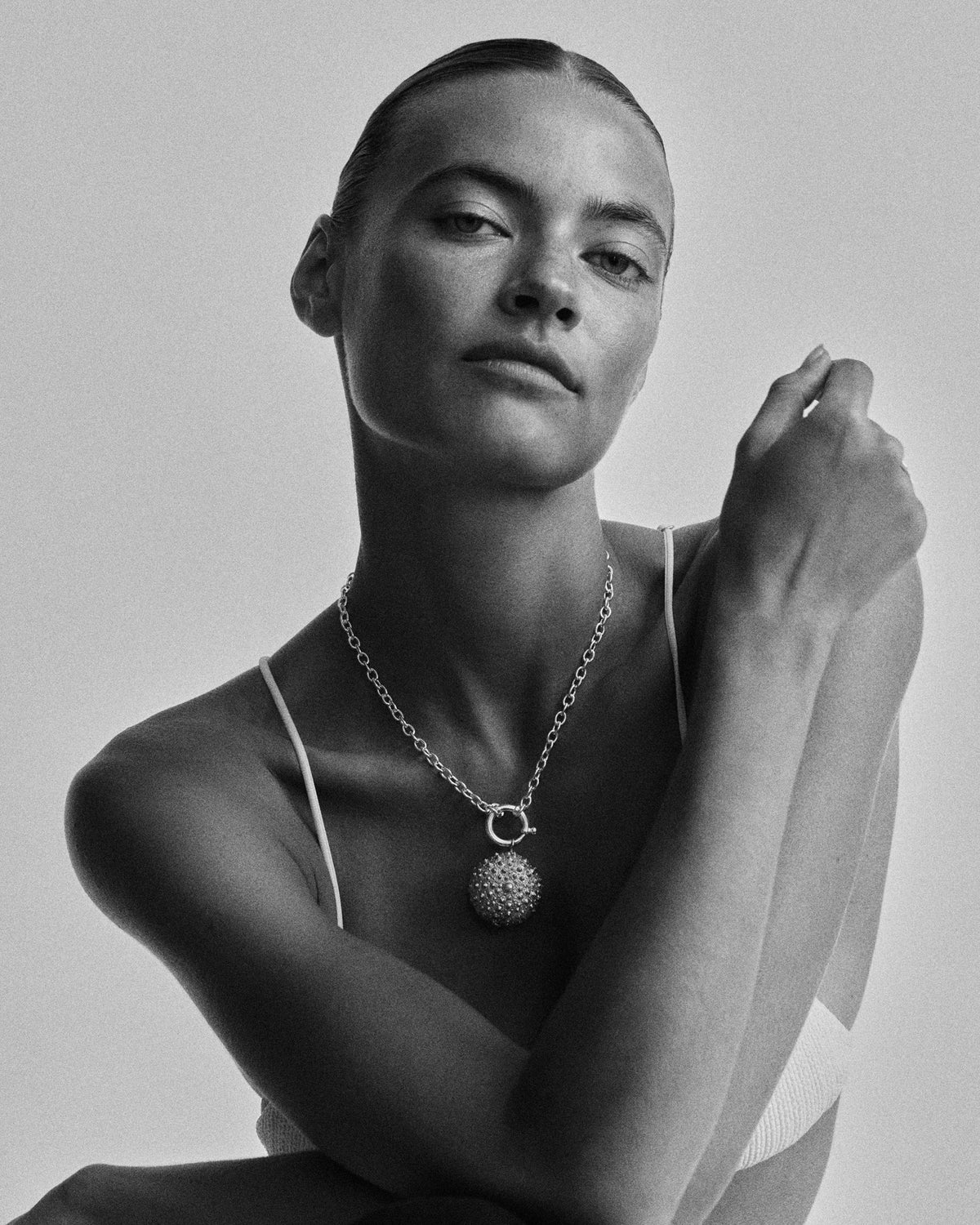 t Géran gold sea urchin necklace with delicate white pearls and ocean-inspired pendant