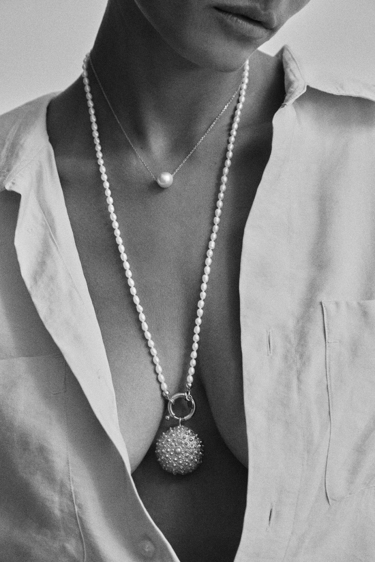 Oceano Surinam 70cm silver necklace with white rice pearls and sea urchin pendant .
