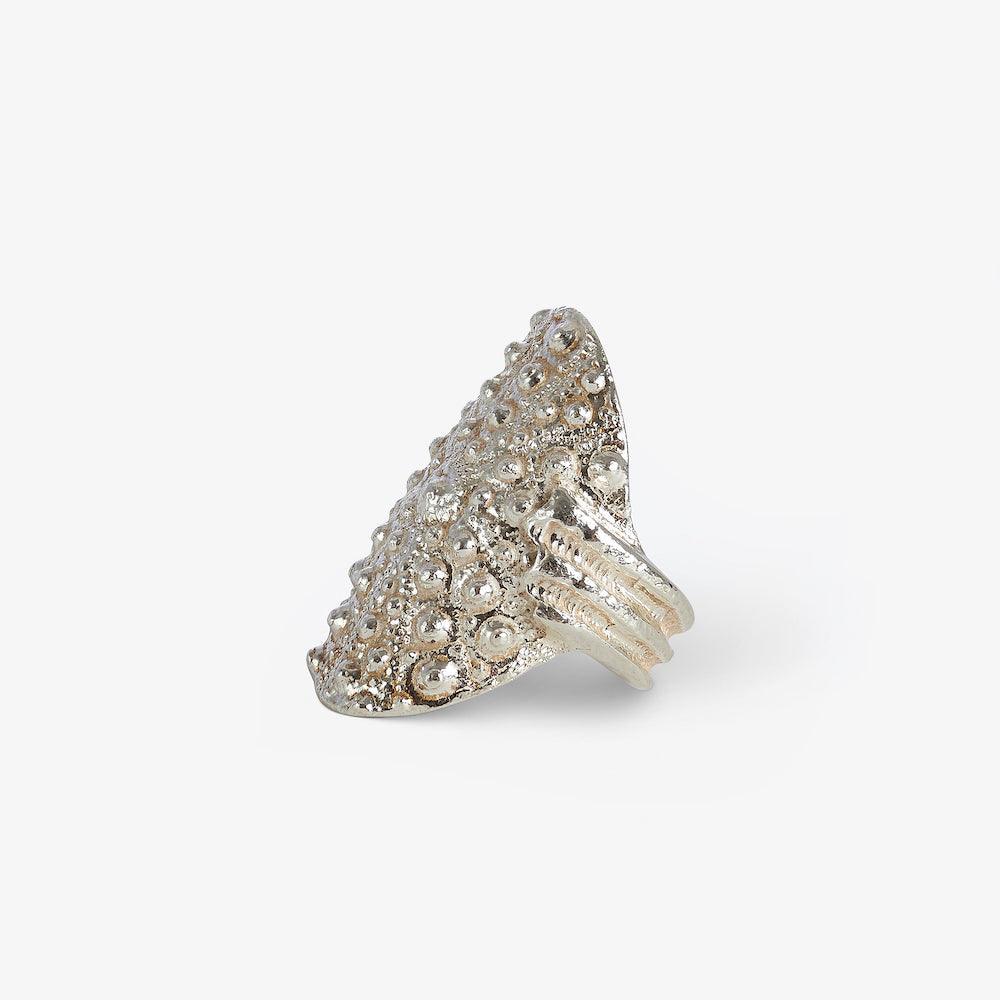 Vue détaillée de la bague sculpturale Grand Gaube en argent sterling 925