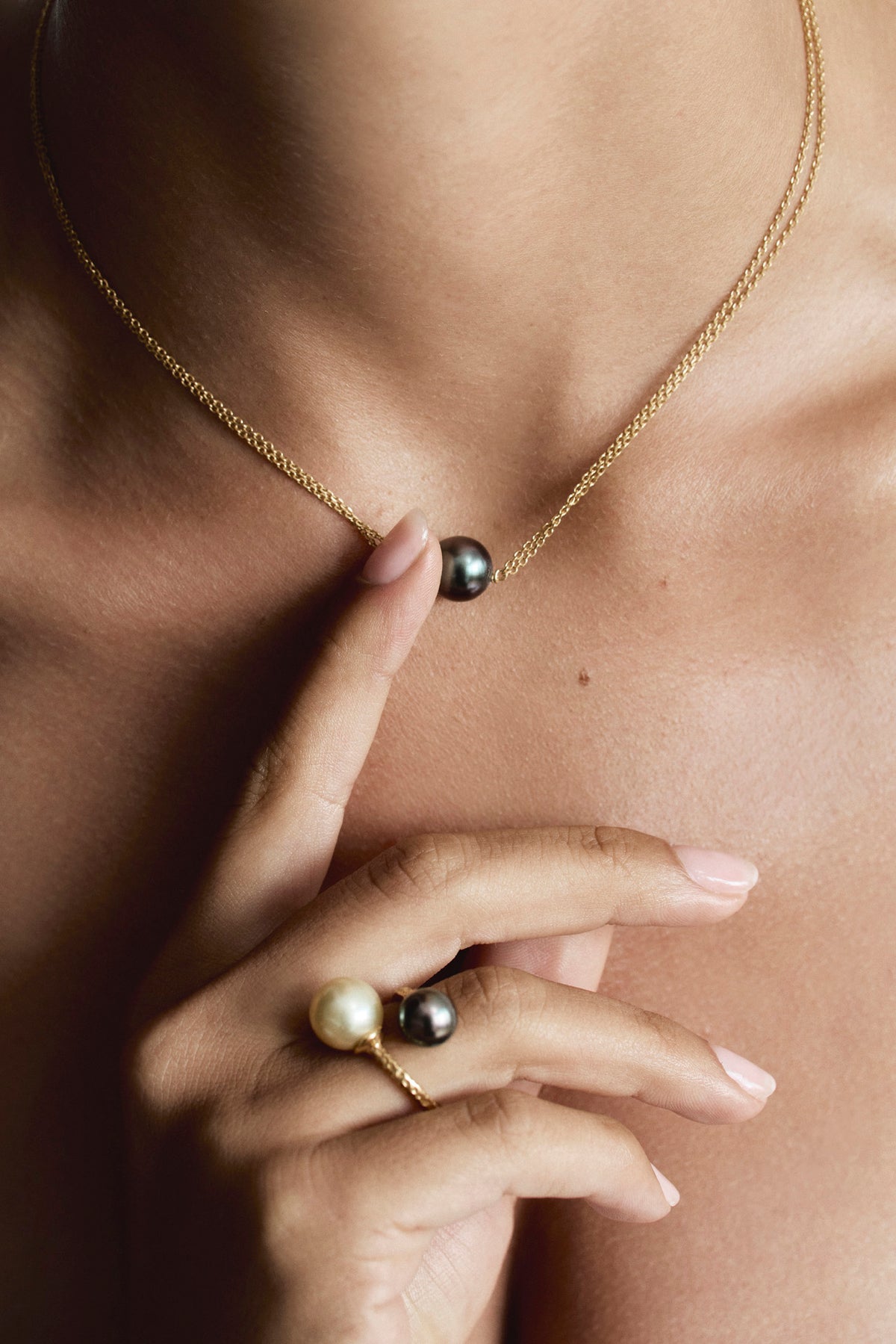 Detail of Helvetia 18K solid gold necklace with natural Tahitian pearl – Oceano Jewels