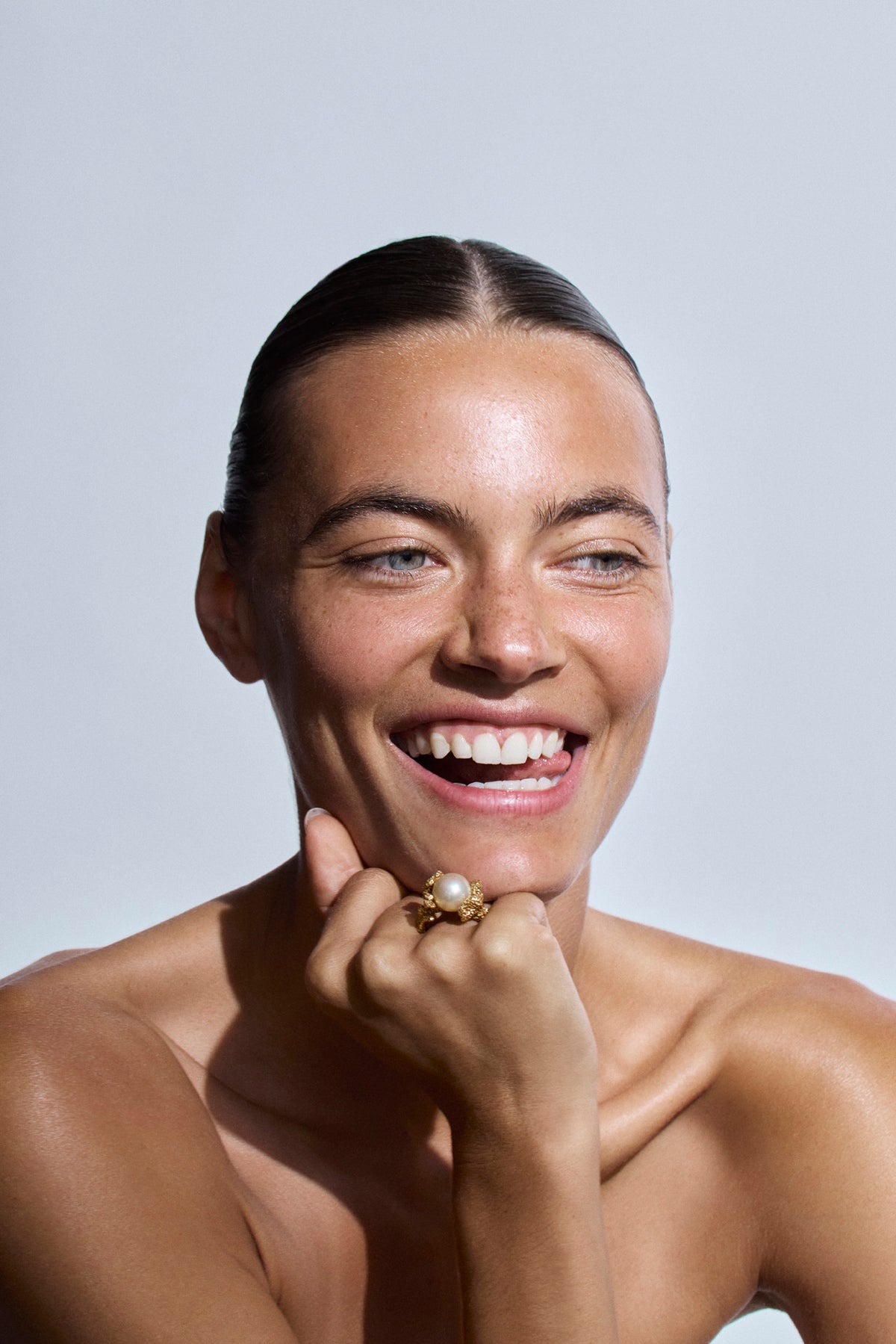 Close-up of Ile aux Cerfs 18K gold ring with coral-inspired design and white South Sea pearl