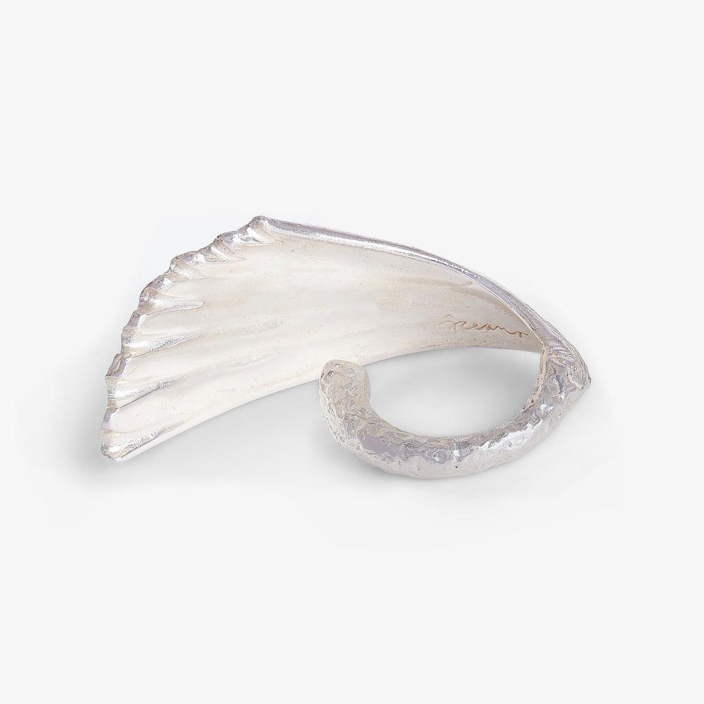 Détail du motif sculptural inspiré des vagues de la bague Le Morne Argent d'Oceano Jewels