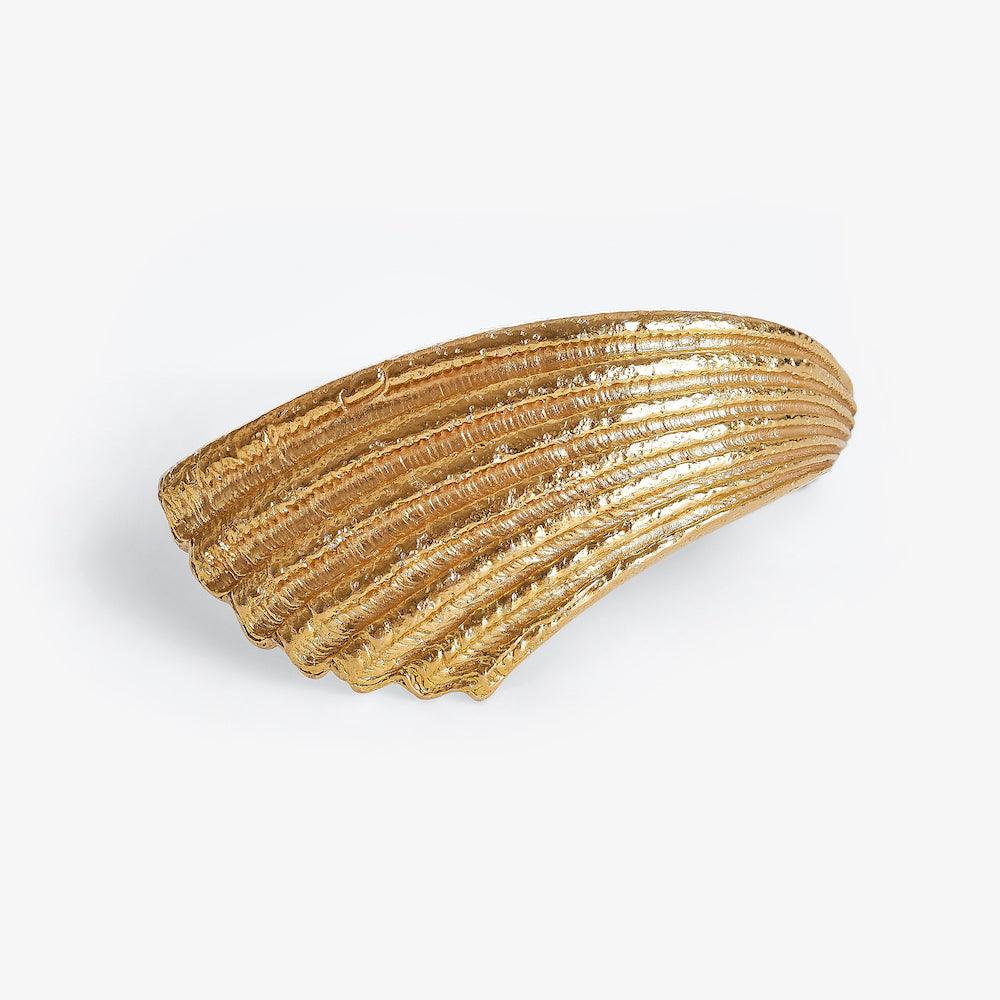 Detailed view of the gold finish on Oceano Le Morne jewellery