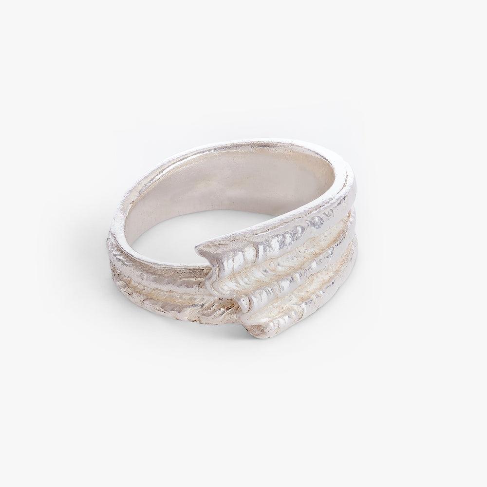 Riambel Silver ring featuring a textured wave-inspired design