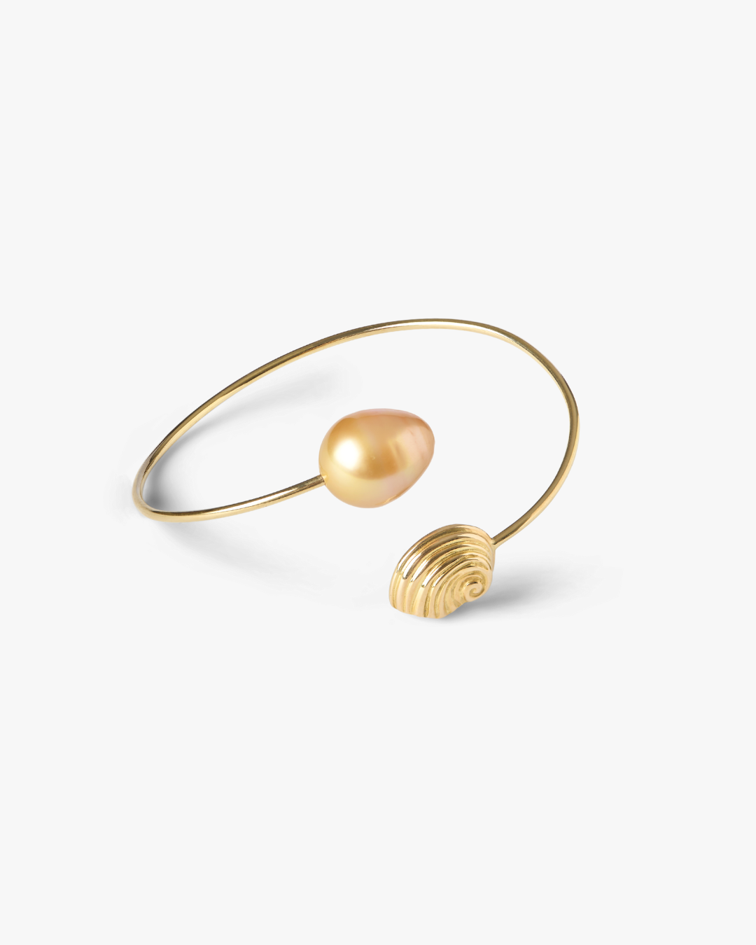 Trou D’eau Douce 18K solid gold bracelet with Golden South Sea baroque pearl and spiral shell charm