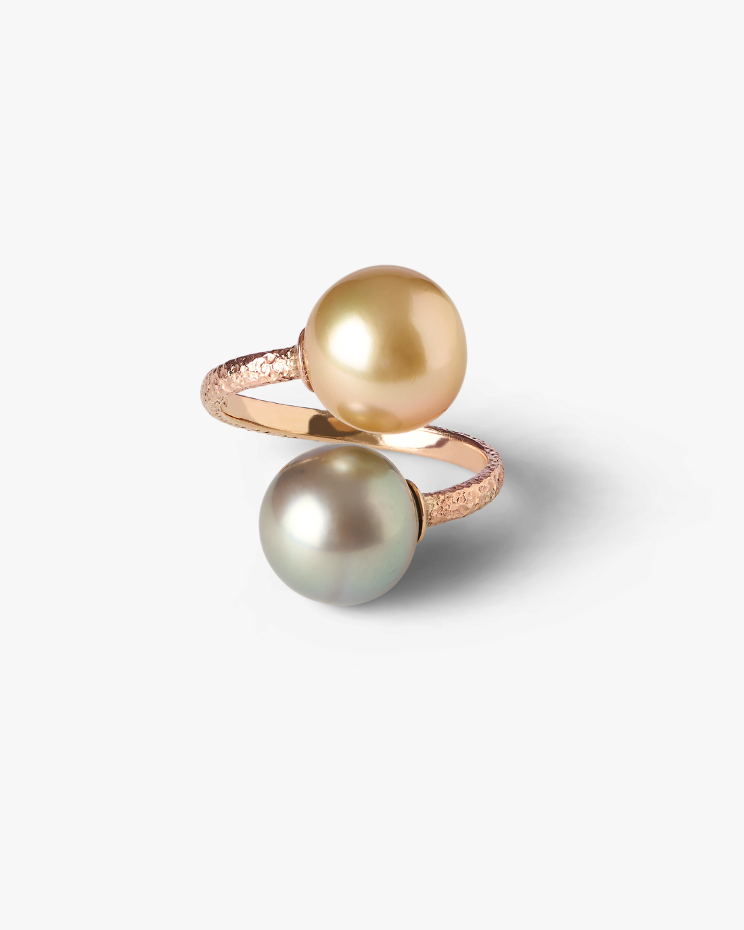 Détail de la bague Trou d'Eau Douce en or 18 carats avec perles naturelles dorée des mers du Sud et de Tahiti