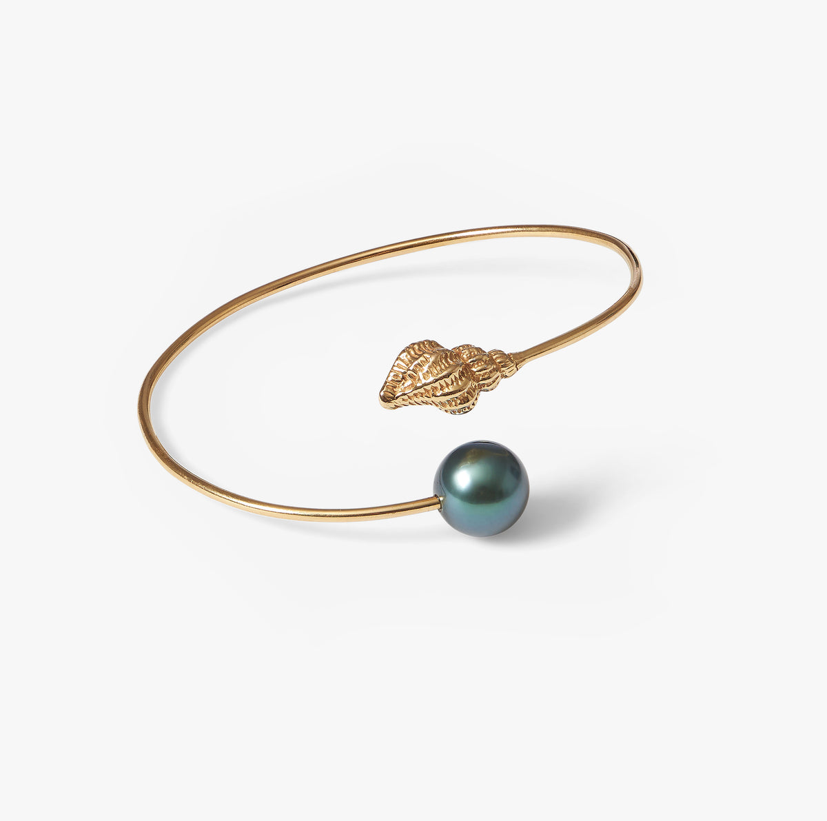 Trou d’Eau Douce 18K solid gold bracelet with round Tahitian pearl and shell by Oceano Jewels