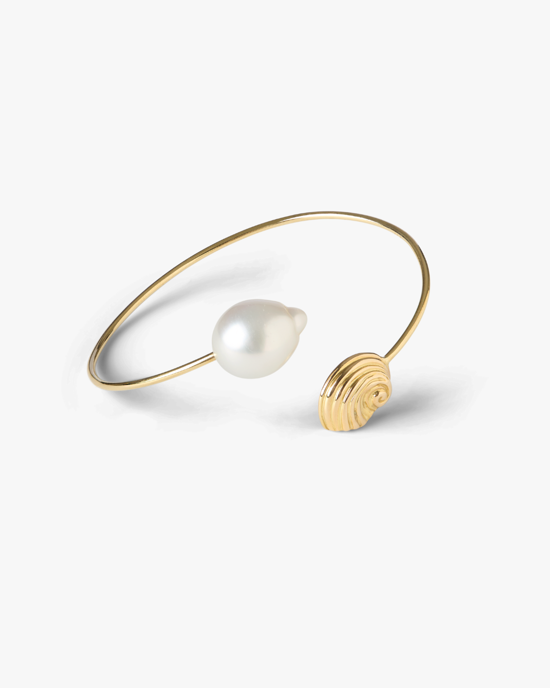 Trou D’Eau Douce 18K gold bracelet with white baroque South Sea pearl and spiral shell