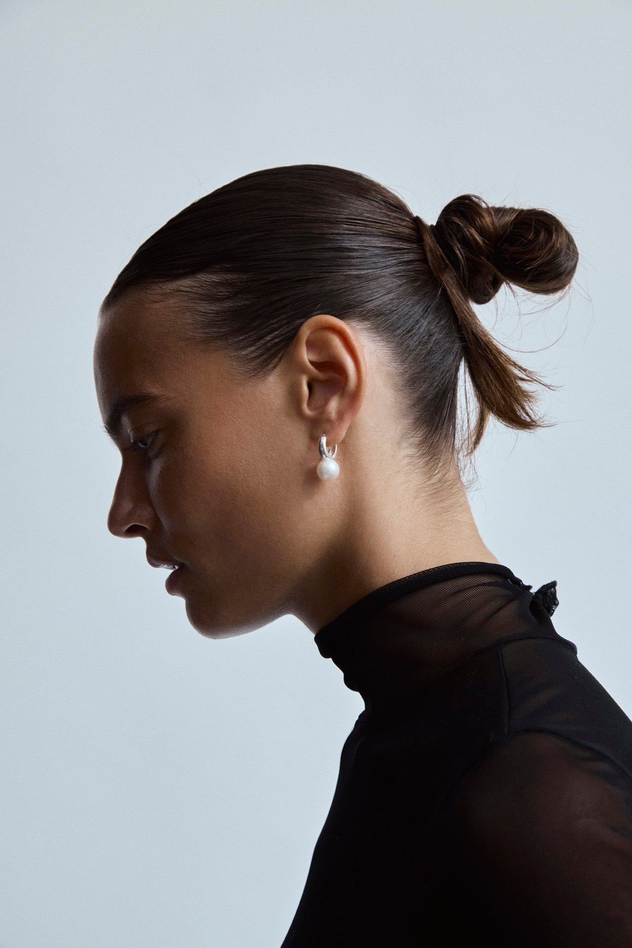 Side view of Rivière des Créoles silver earrings with round South Sea pearls