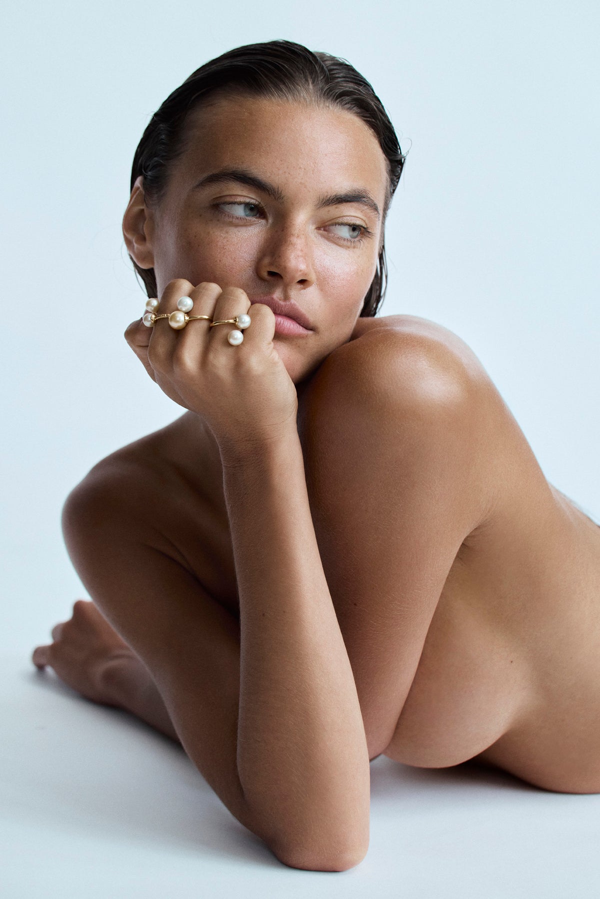 Beaten gold texture and golden South Sea pearl detail on the Oceano Trou D'eau Douce ring