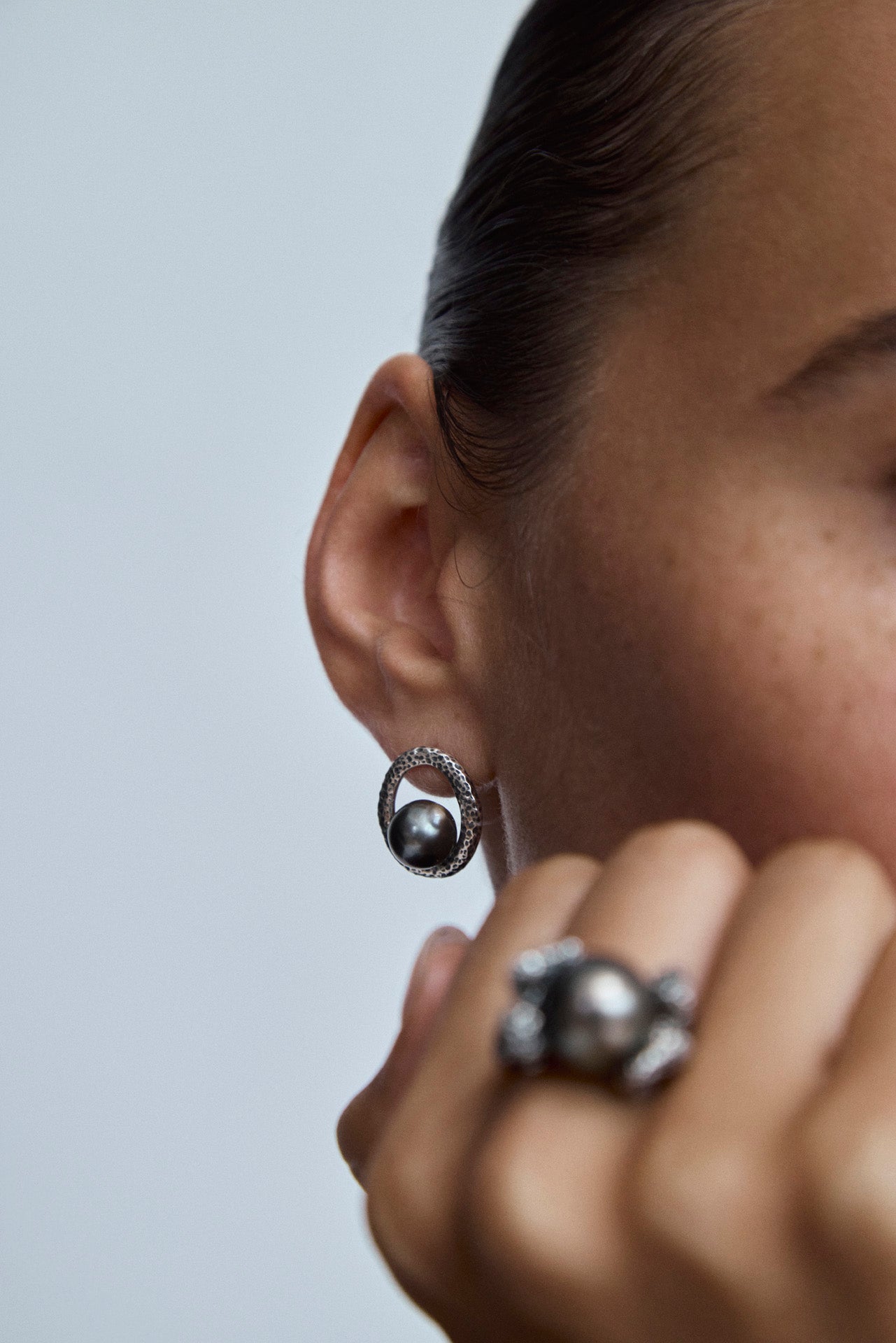Pamplemousse Tahitian pearl earring with hand-hammered oxidised 925 sterling silver