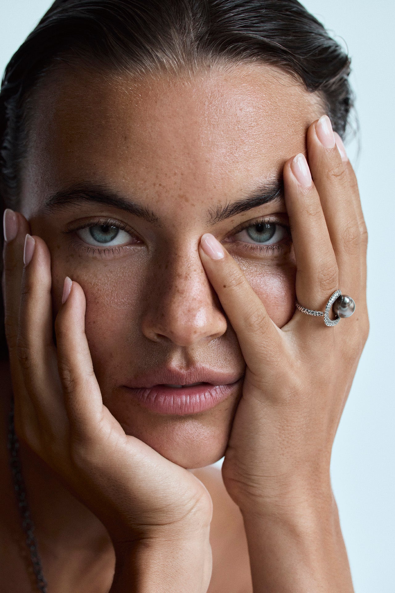 Pamplemousse hand-hammered oxidised 925 sterling silver ring with Tahitian pearl
