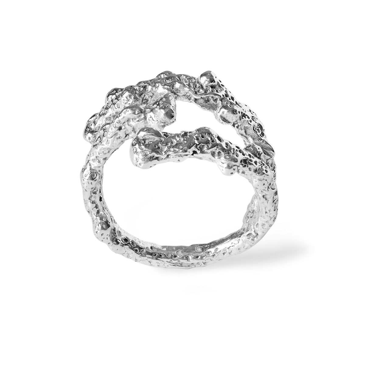 Close-up of the handcrafted Plaine Corail Silver ring in 925 sterling silver