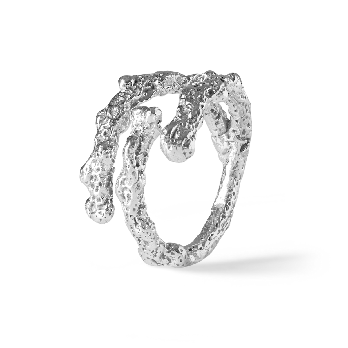 Side view of the Plaine Corail Silver wrap-around ring in sterling silver