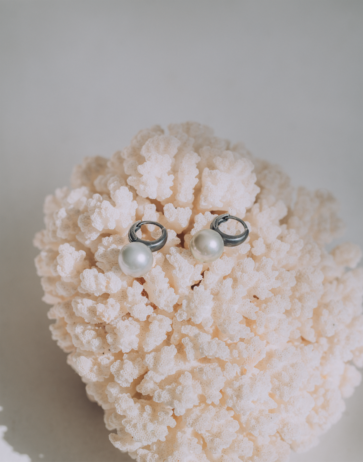 Detailed view of the silver hoop design of Rivière des Créoles earrings by Oceano Jewels