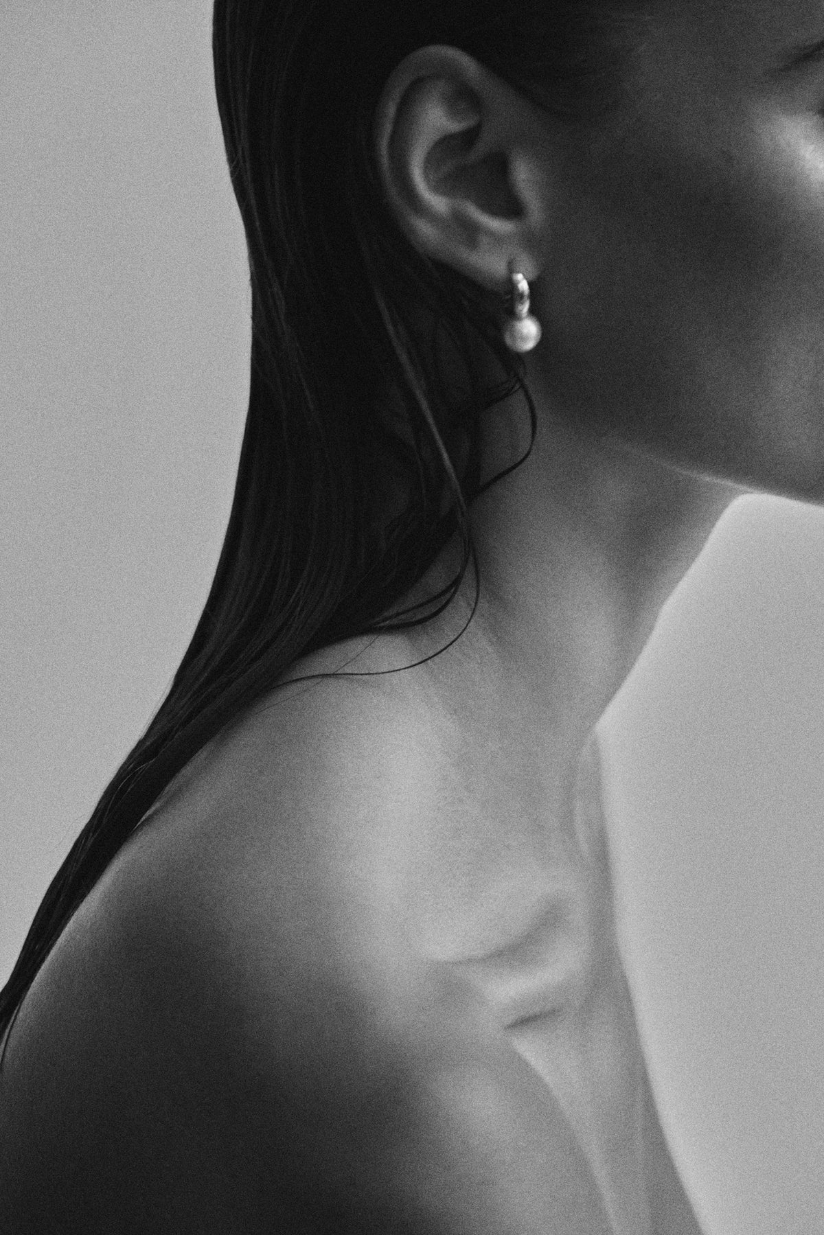 Side view of Rivière des Créoles silver earrings with round South Sea pearls