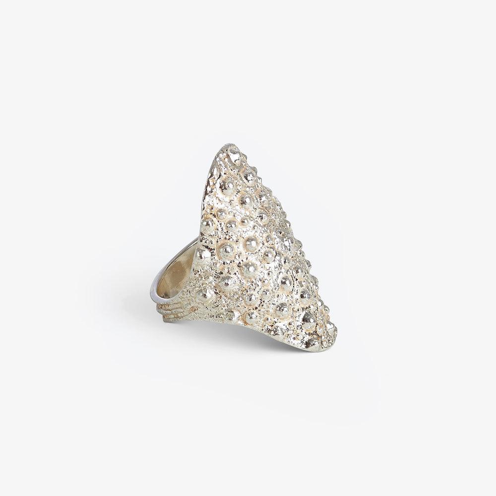 Vue de profil de la bague Grand Gaube en argent sterling 925 révélant son motif sculptural inspiré de l'oursin