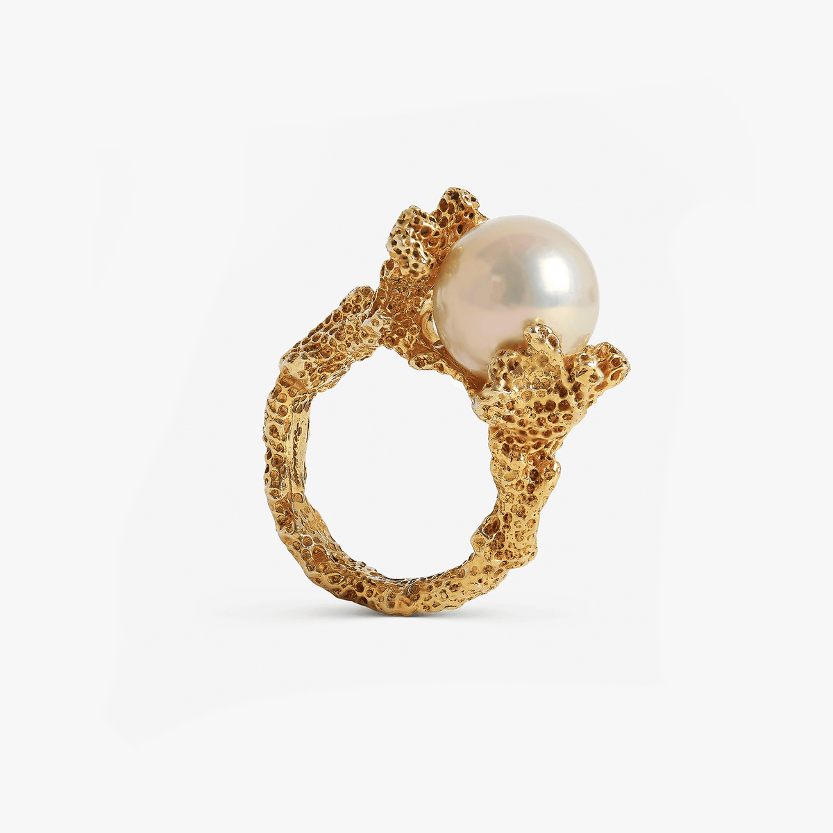 Close-up of Ile aux Cerfs 18K gold ring with coral-inspired design and South Sea pearl