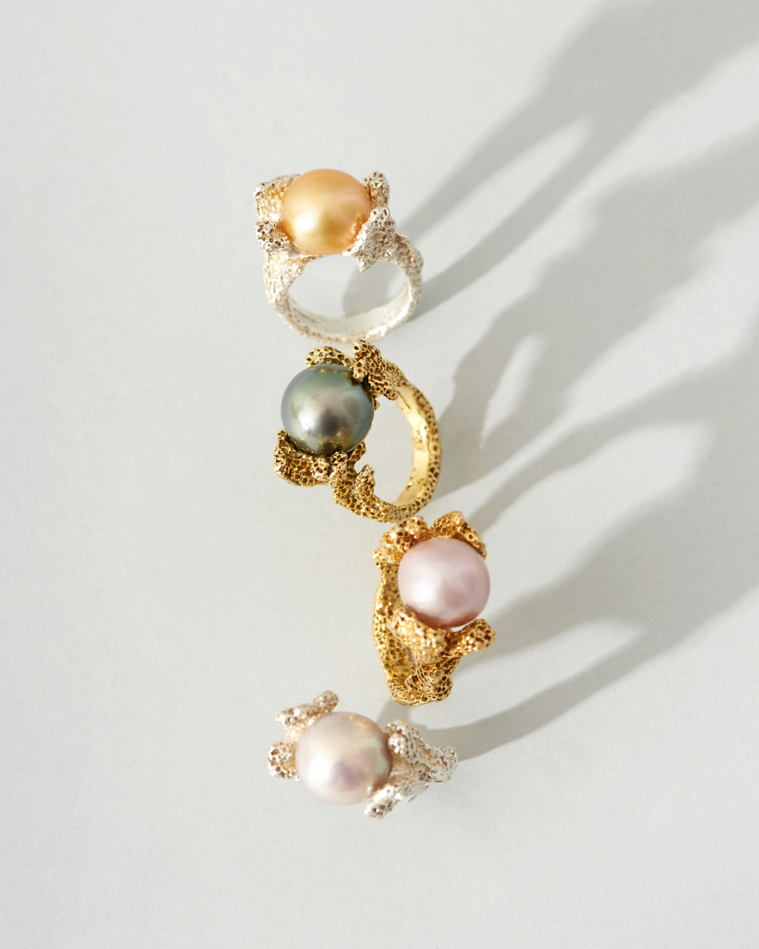 Detail of Ile aux Cerfs 18K gold ring with 13.5 mm white South Sea pearl