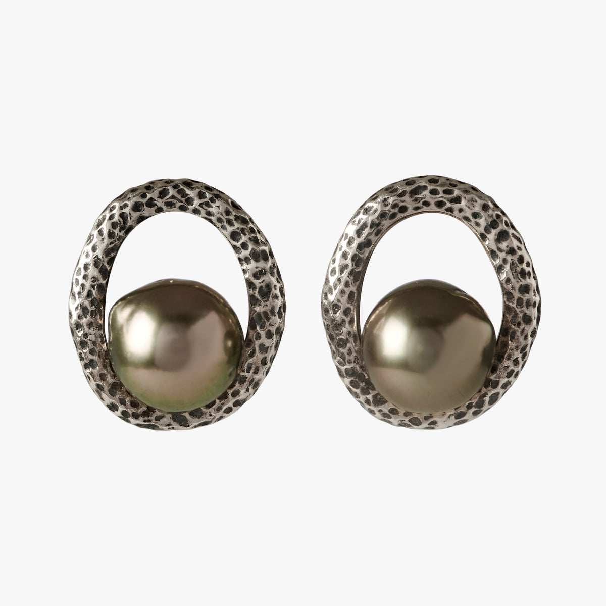 Pamplemousse oxidised silver earring featuring a luminous 10 mm Tahitian pearl