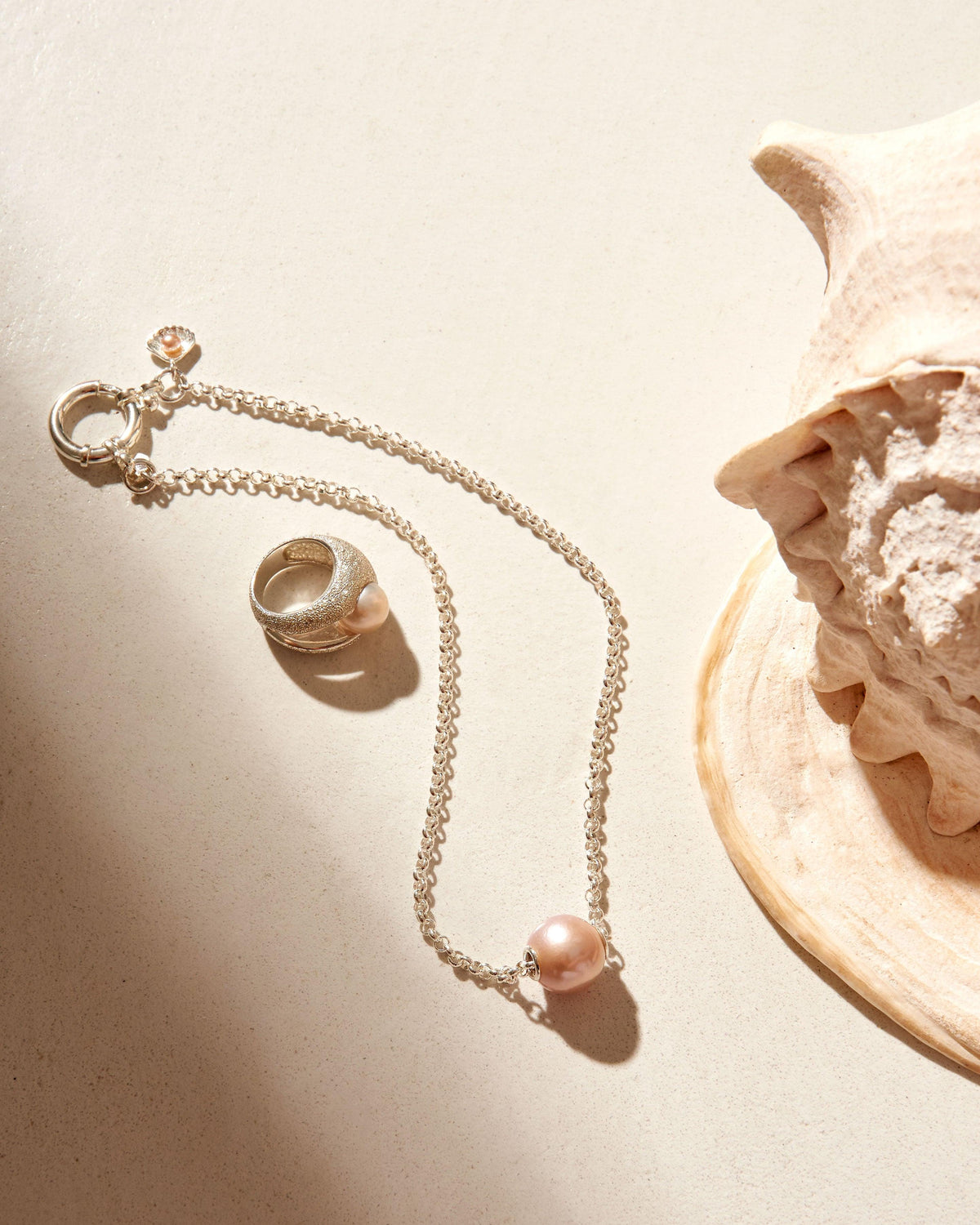 14 mm pink pearl detail on the Paul et Virginie gold necklace by Oceano Jewels
