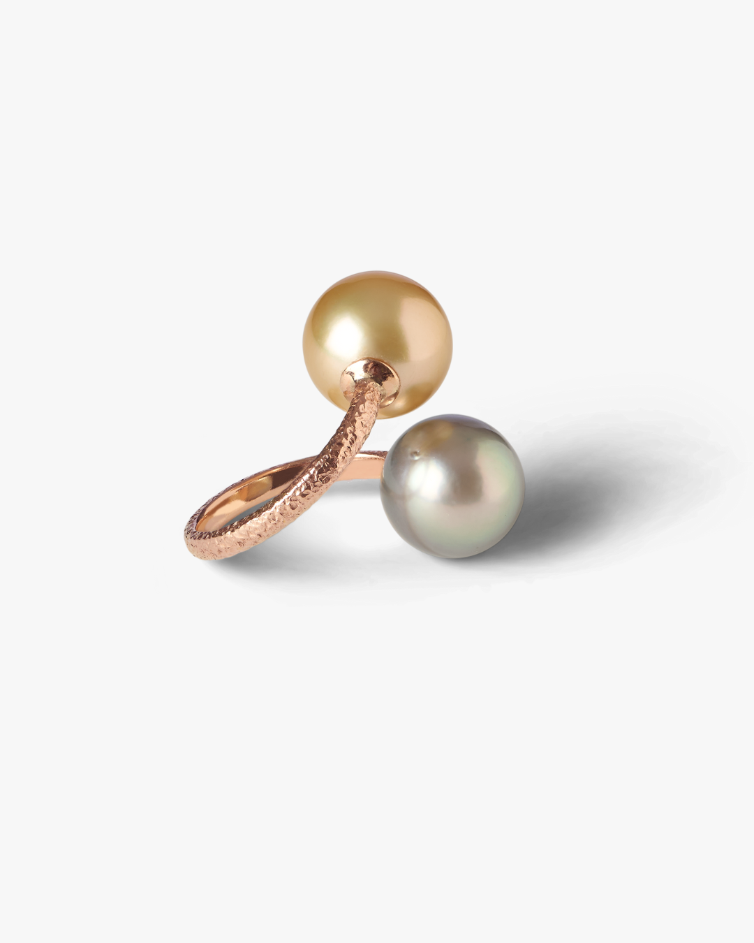 Bague Trou d'Eau Douce en or massif 18 carats ornée de perles dorée des mers du Sud et de Tahiti, par Oceano Jewels