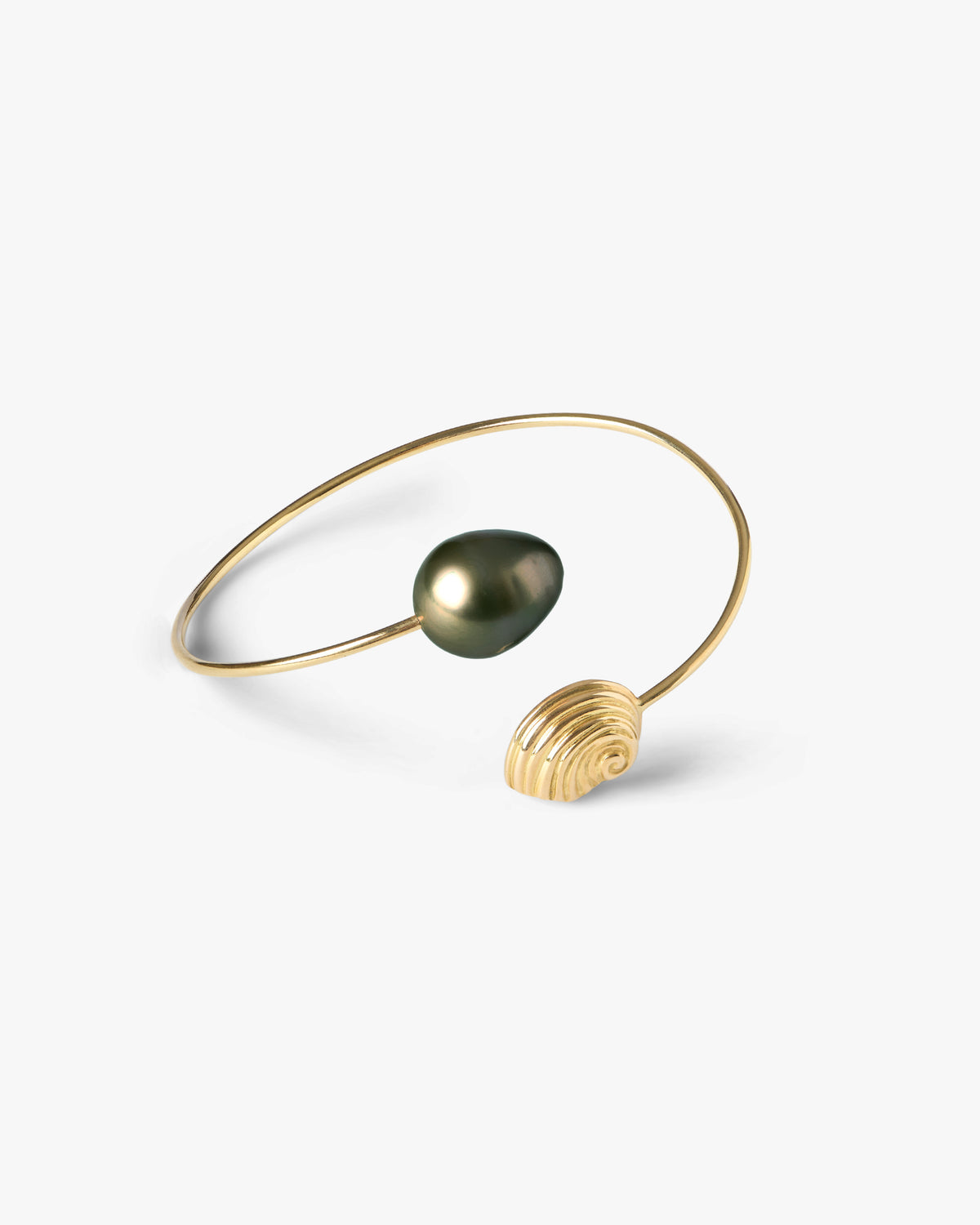 Oceano Trou D'eau Douce 18K solid gold bracelet with Tahitian baroque pearl and spiral shell