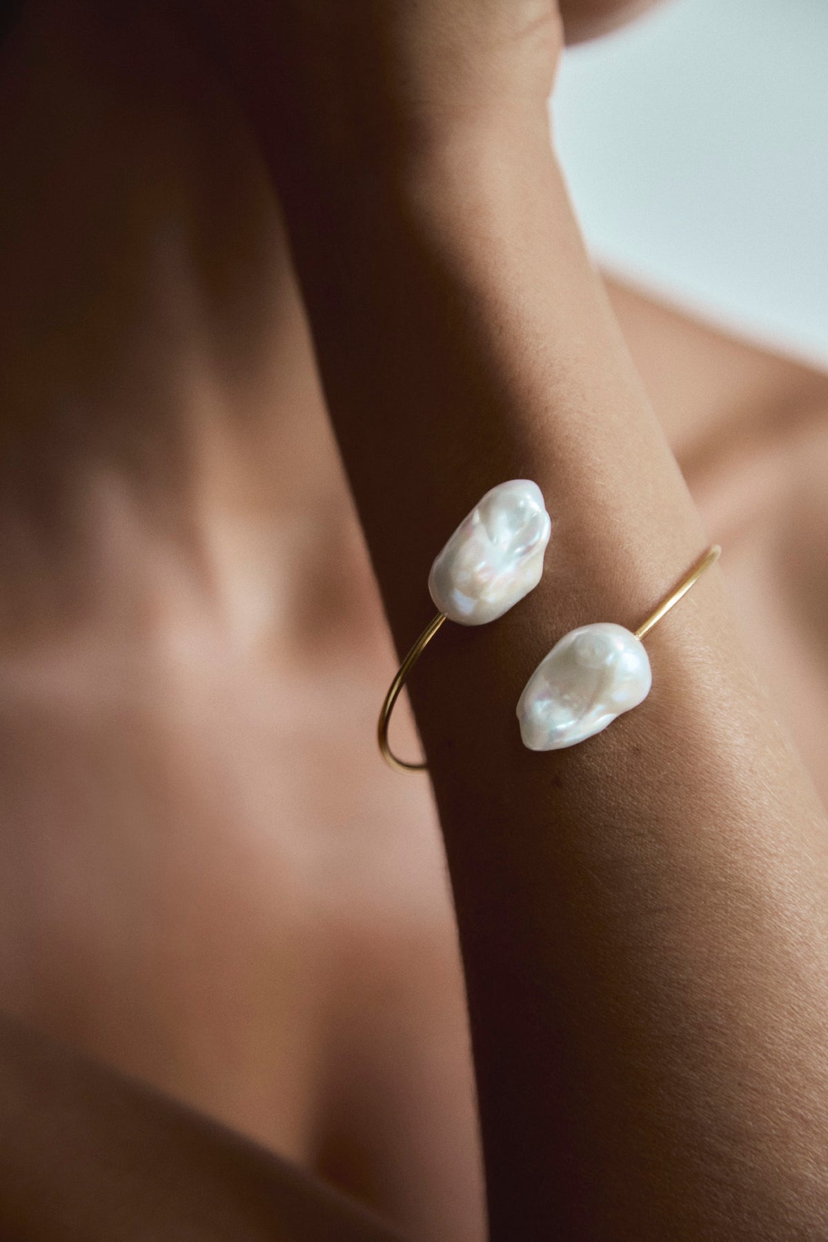 Close-up of Trou d’Eau Douce gold vermeil bracelet with natural freshwater baroque pearls